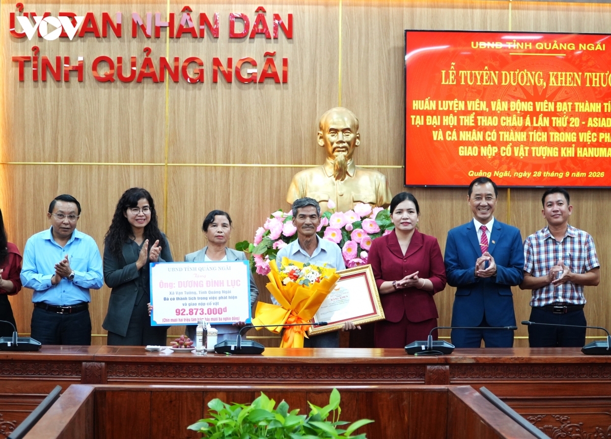 Người giao nộp tượng thần khỉ Hanuman cổ được tặng Bằng khen