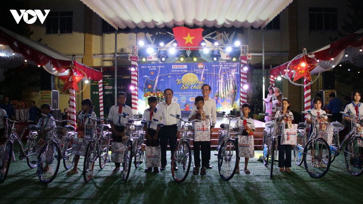 trao-xe-dap-cho-cac-em-hoc-sinh.jpg