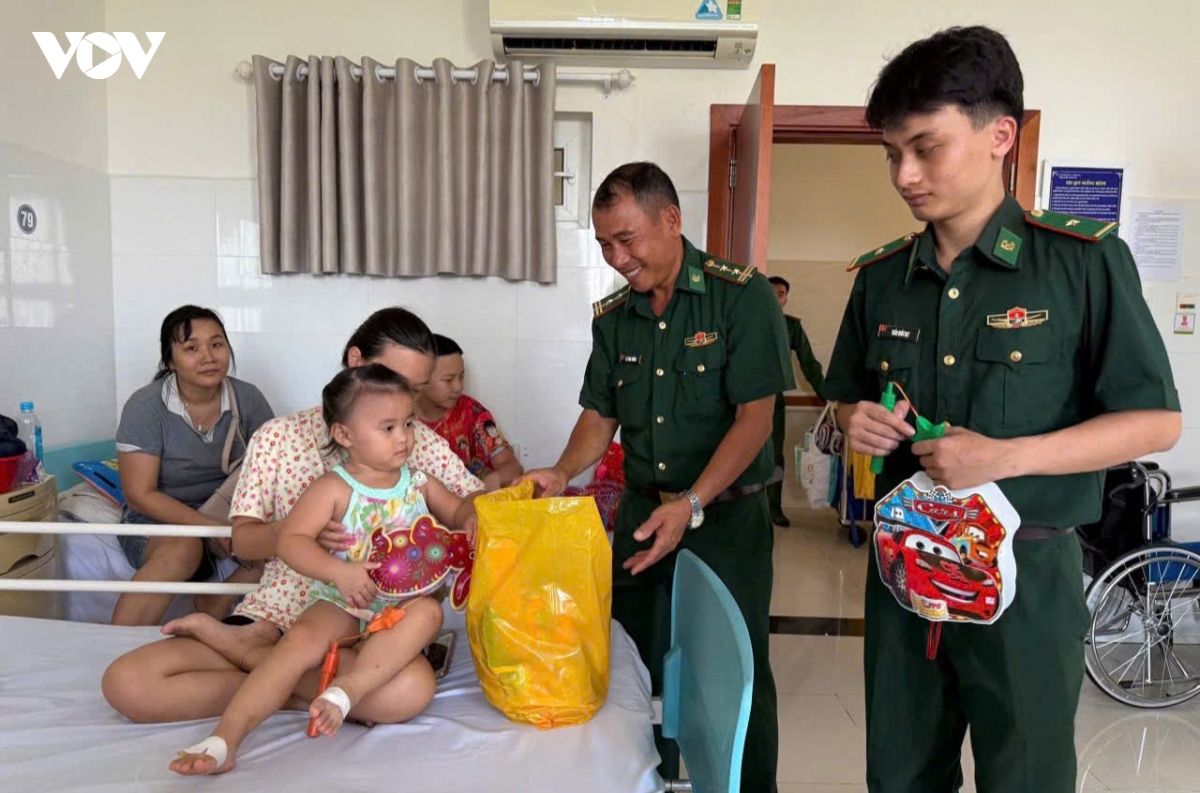 Bộ đội Biên phòng mang Trung thu đến tận giường bệnh cho trẻ em ở Vũng Tàu