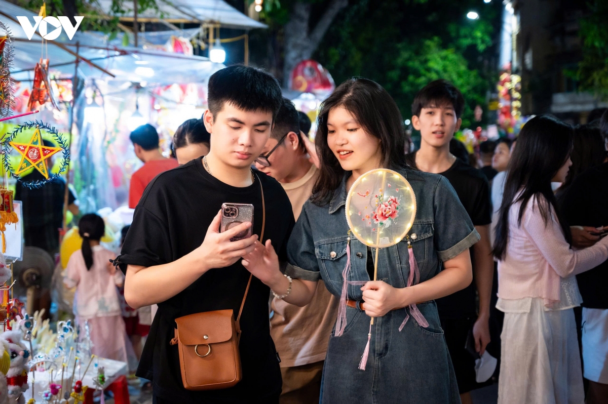 pho hang ma ruc ro sac mau don bien nguoi den vui trung thu som hinh anh 9