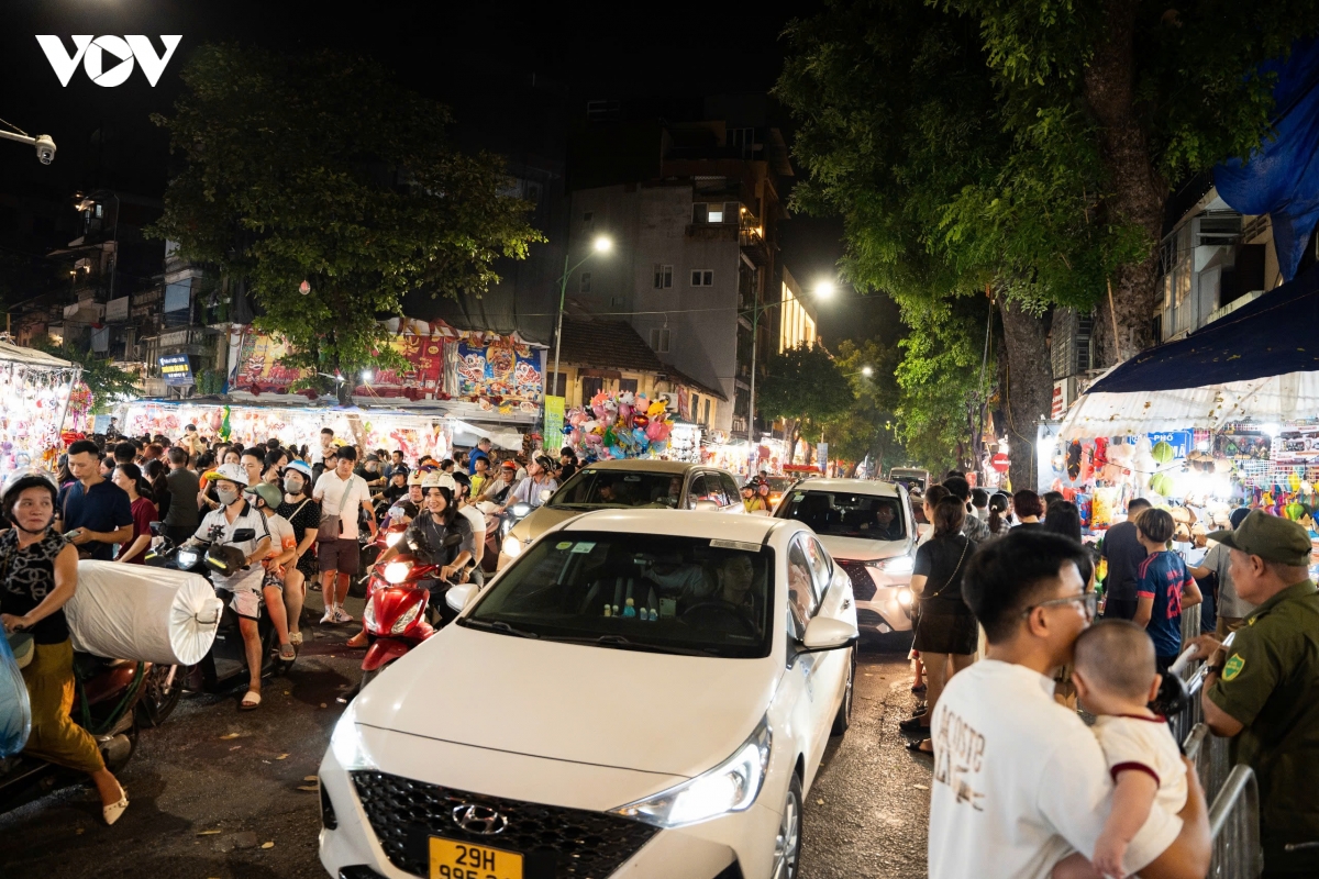 pho hang ma ruc ro sac mau don bien nguoi den vui trung thu som hinh anh 7