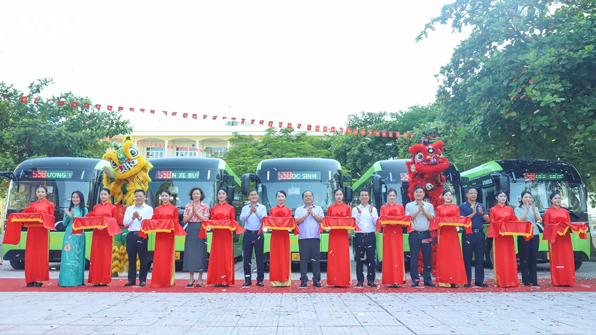 1.700 hoc sinh quang ninh duoc dua don bang xe buyt mien phi hinh anh 1