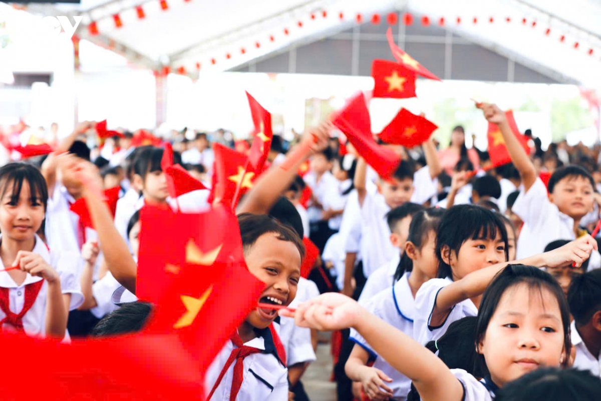 ruc ro ngay khai giang o bien gioi buon Don, xa lon nhat viet nam hinh anh 8