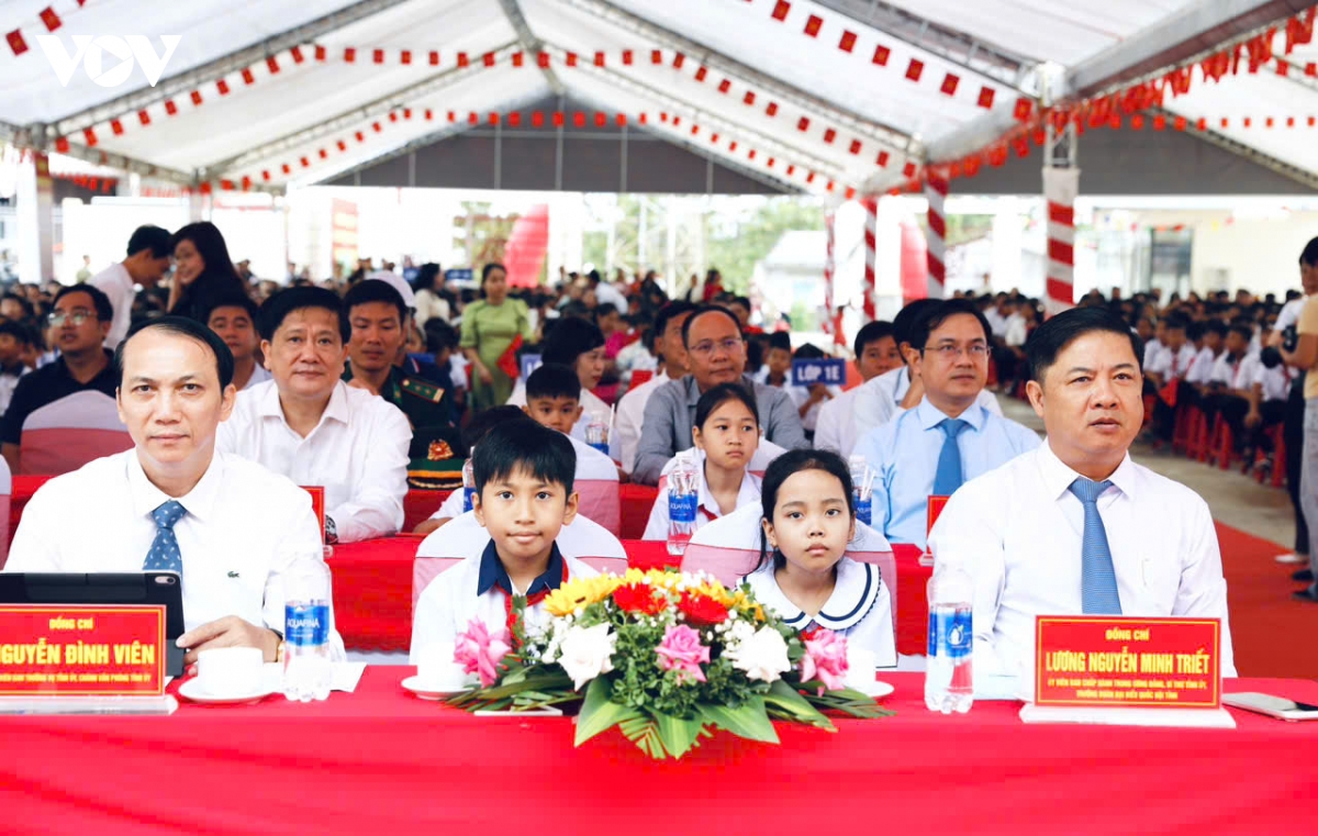 ruc ro ngay khai giang o bien gioi buon Don, xa lon nhat viet nam hinh anh 3
