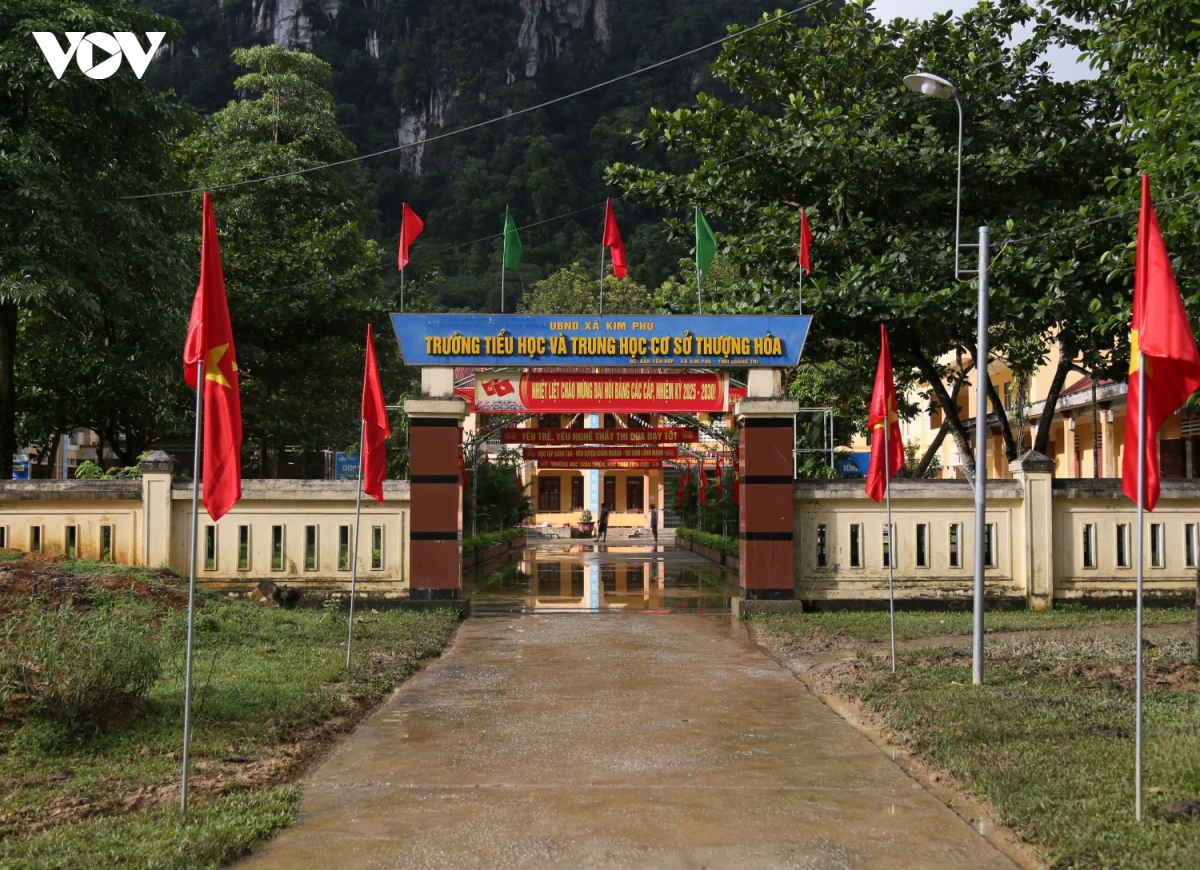 giup thay, co giao vuot lu vao ban nguoi ruc day hoc hinh anh 4