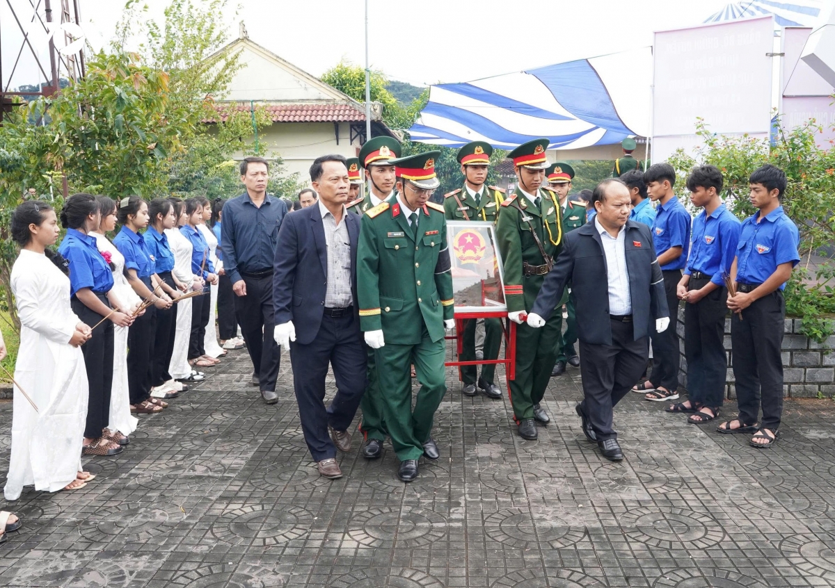 quang ngai truy dieu, an tang hai cot liet si a ngoa hinh anh 1