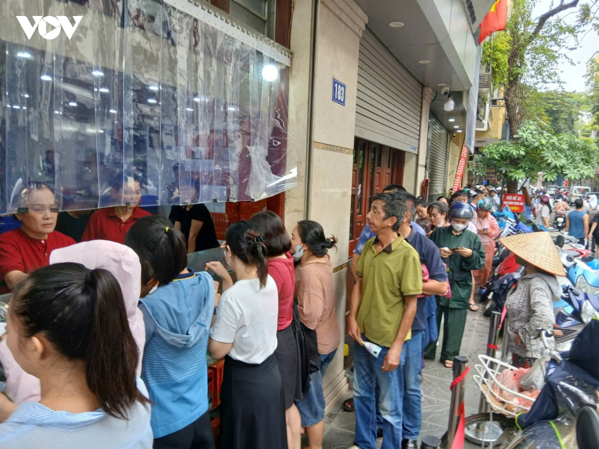 Thị trường bánh Trung thu: Phố truyền thống đông đúc, quầy vỉa hè vắng vẻ