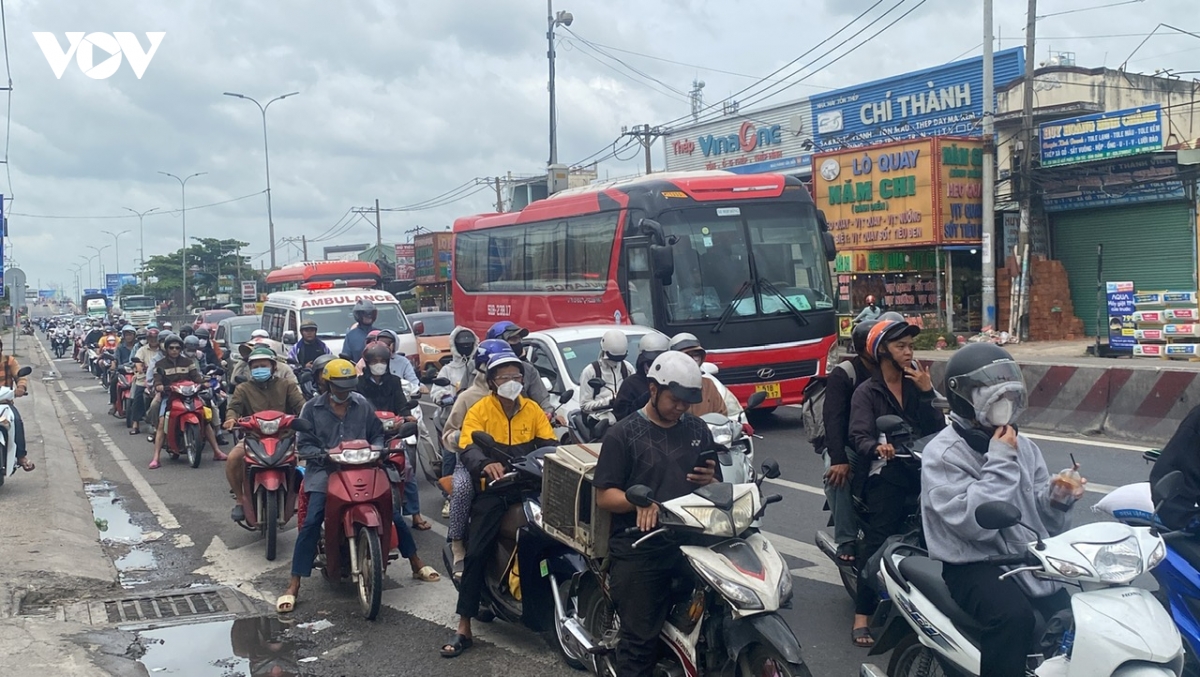 ngay cuoi nghi le 2 9, cua ngo phia tay tp.hcm dong duc, cao toc chay 100km h hinh anh 2