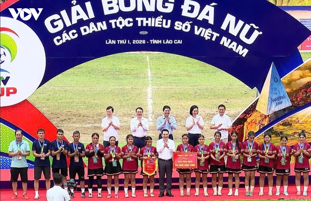 tu nuong ray toi san bong da cua doi nu Dak Doa - gia lai hinh anh 4