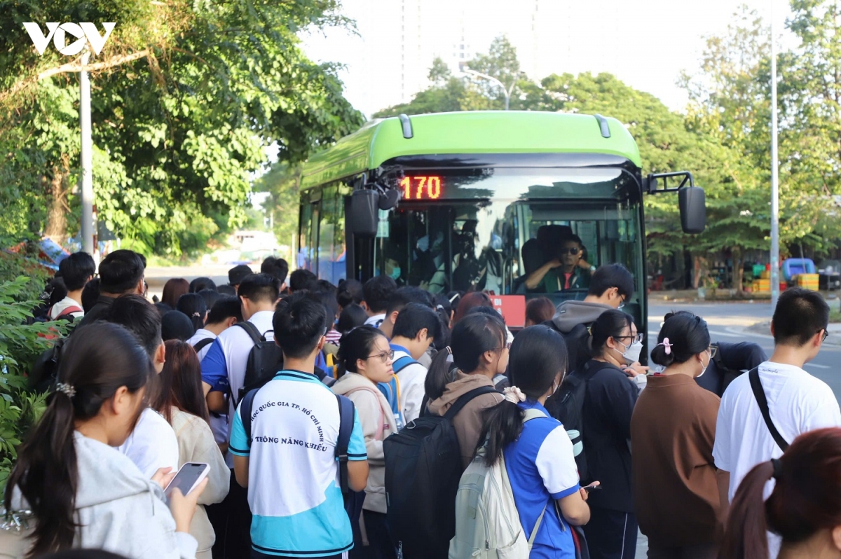 tang xe buyt phuc vu sinh vien Dai hoc quoc gia tp.hcm tu 10 9 hinh anh 1