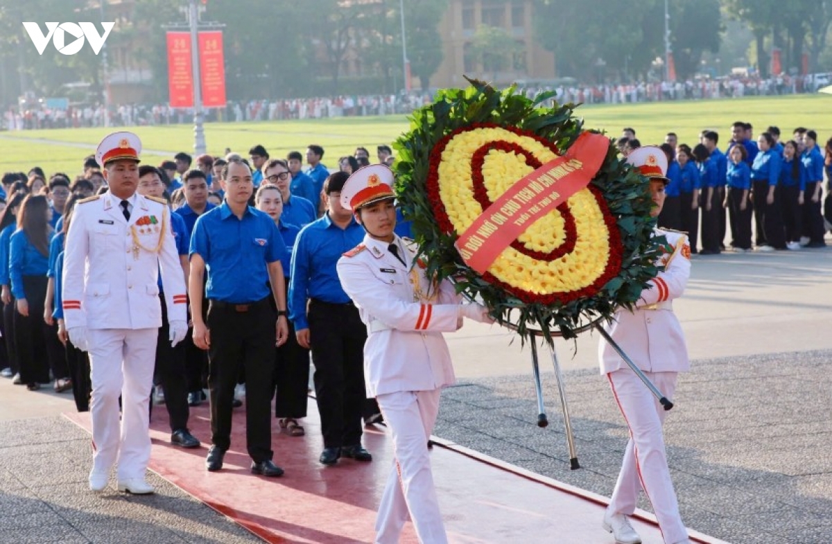top leader, capital s youth pay tribute to president ho chi minh on national day picture 2
