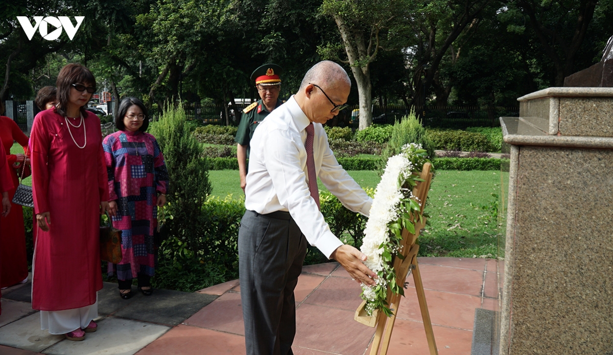 vietnamese embassy in india pays tribute to president ho chi minh picture 1