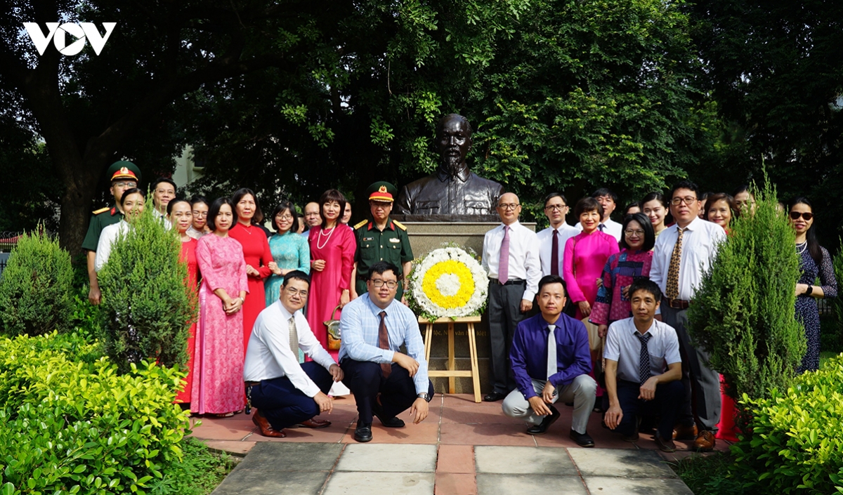 vietnamese embassy in india pays tribute to president ho chi minh picture 2