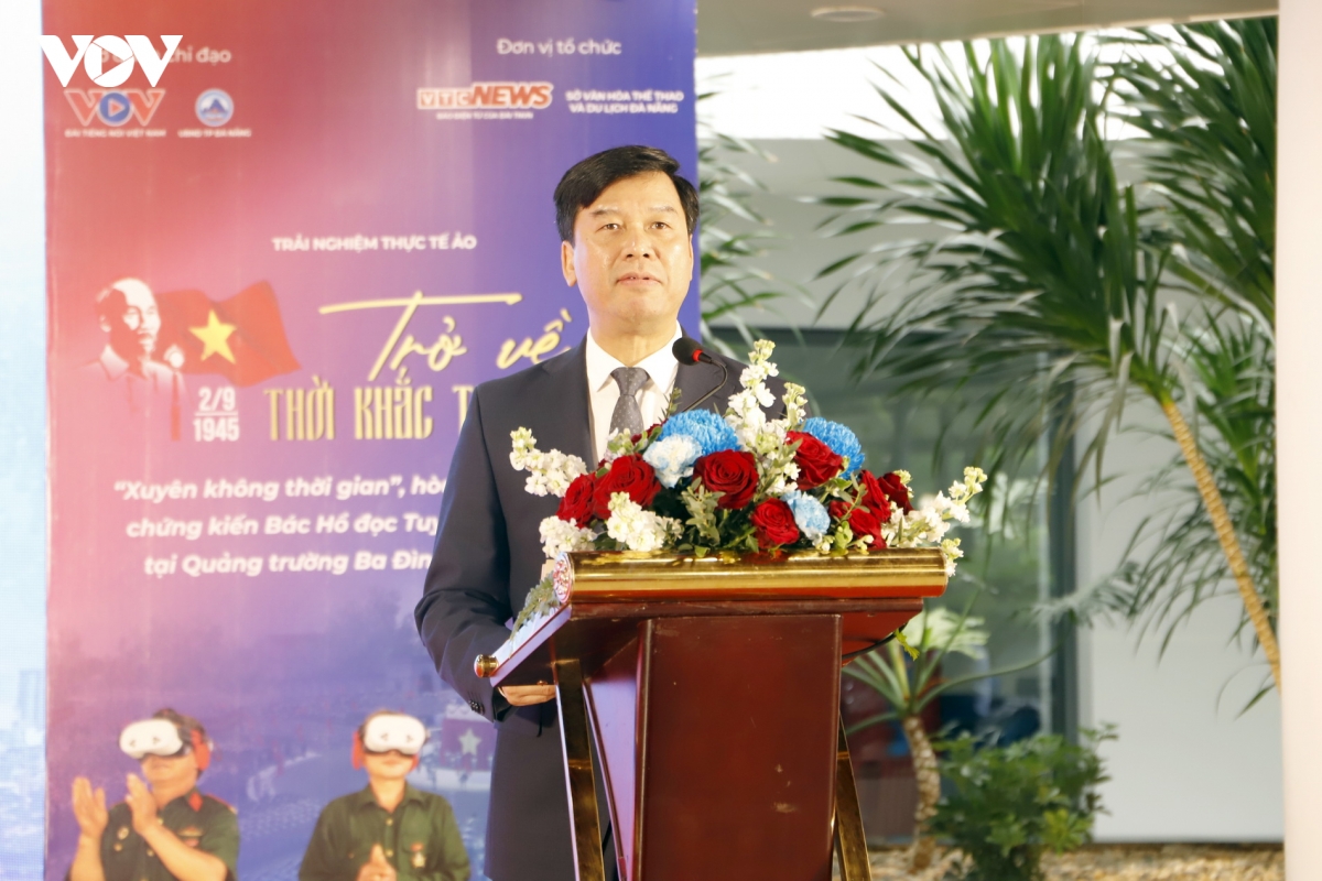 nguoi Da nang xep hang cho trai nghiem thuc te ao tro ve thoi khac thieng lieng hinh anh 3