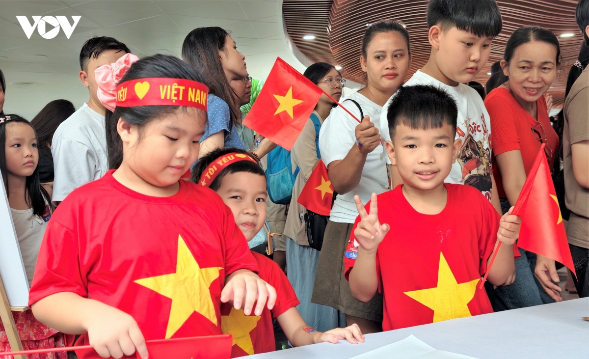nguoi Da nang xep hang cho trai nghiem thuc te ao tro ve thoi khac thieng lieng hinh anh 14