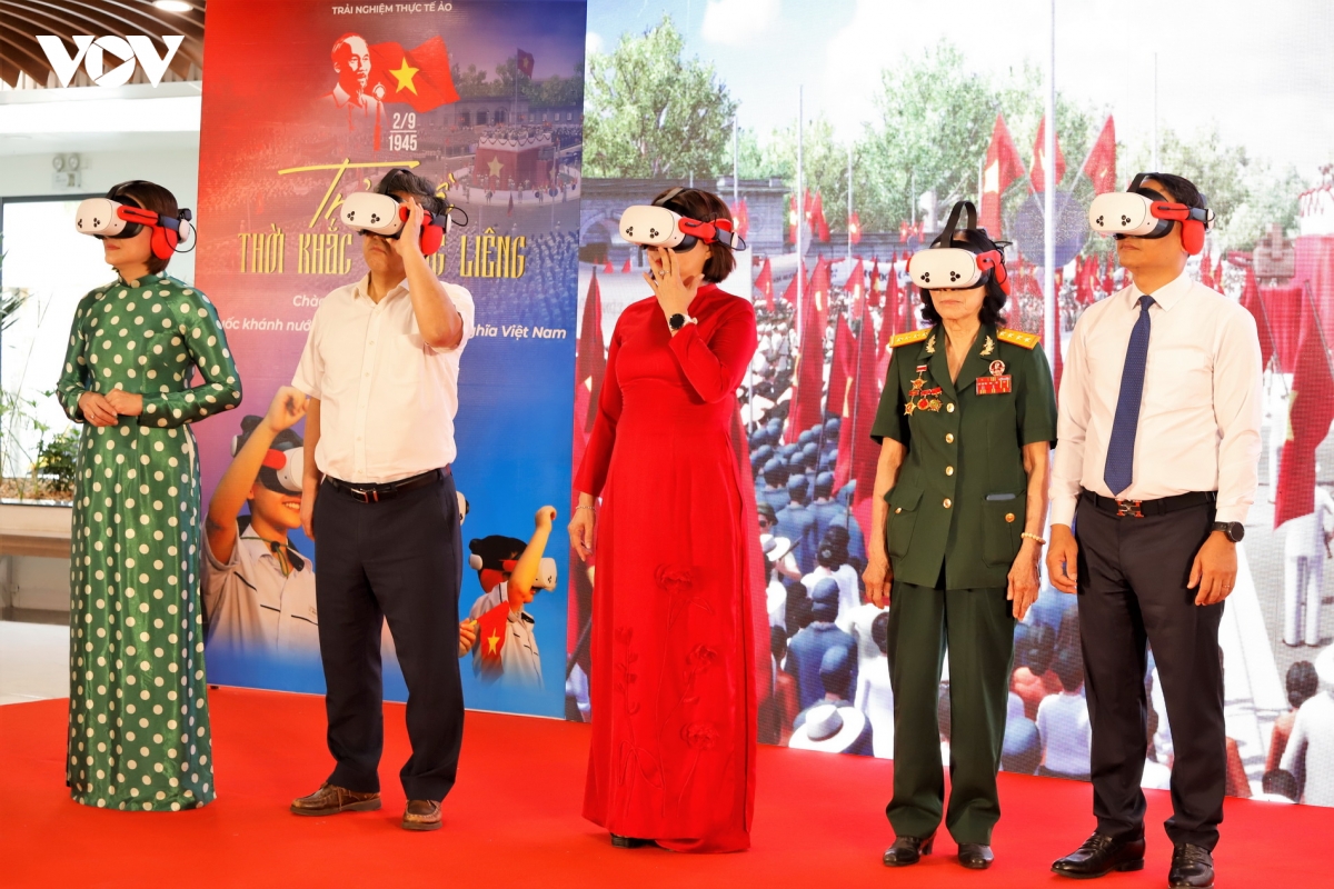 nguoi Da nang xep hang cho trai nghiem thuc te ao tro ve thoi khac thieng lieng hinh anh 13