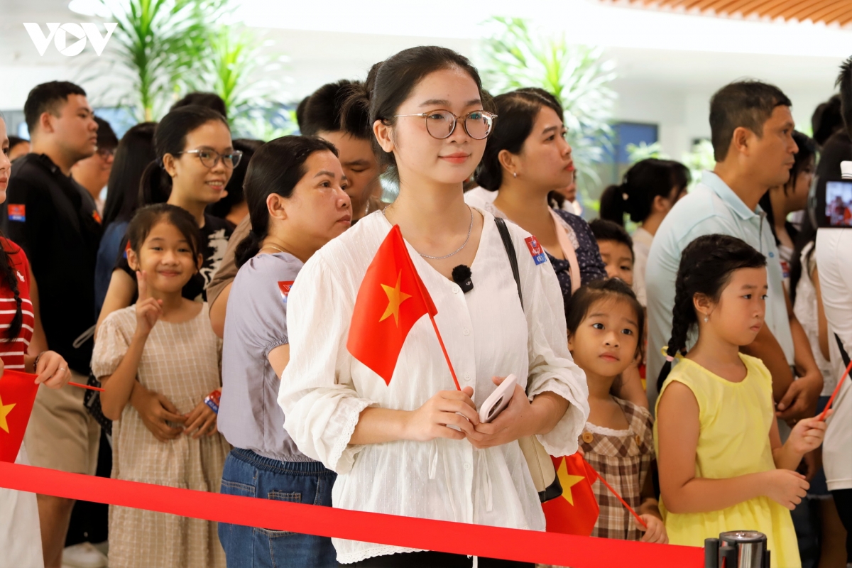 nguoi Da nang xep hang cho trai nghiem thuc te ao tro ve thoi khac thieng lieng hinh anh 8