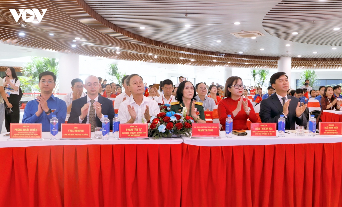 nguoi Da nang xep hang cho trai nghiem thuc te ao tro ve thoi khac thieng lieng hinh anh 2