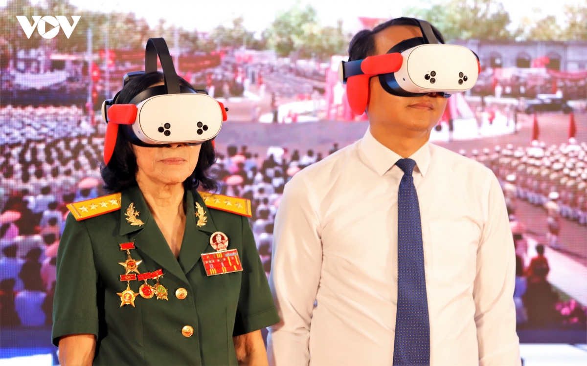 nguoi Da nang xep hang cho trai nghiem thuc te ao tro ve thoi khac thieng lieng hinh anh 5