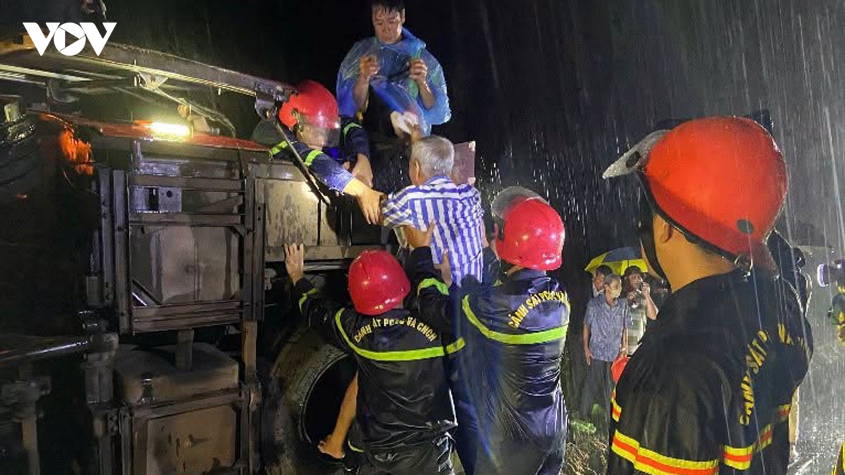 nghet tho giai cuu 19 nguoi tren xe khach bi lat trong mua tam ta o Dong nai hinh anh 2