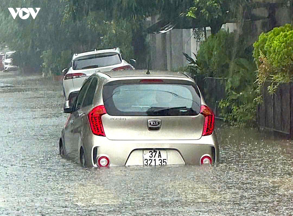 mua xoi xa, nhieu tuyen duong do thi vinh o nghe an ngap sau ca met hinh anh 3