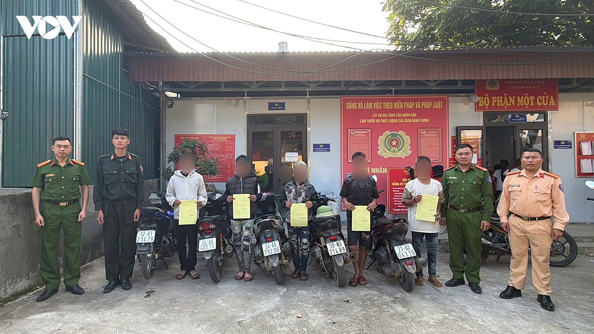 xu phat nhom thanh, thieu nien di xe may dan hang ngang hinh anh 2