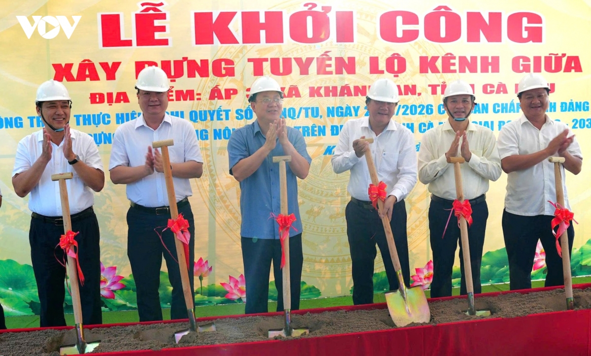 ca mau khoi dong chien dich 14.000 ty dong, nang chat giao thong nong thon hinh anh 1