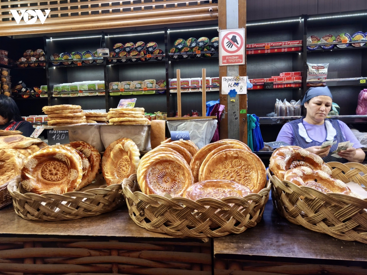 banh mi tandir ke chuyen trung A giua long nuoc nga hinh anh 4