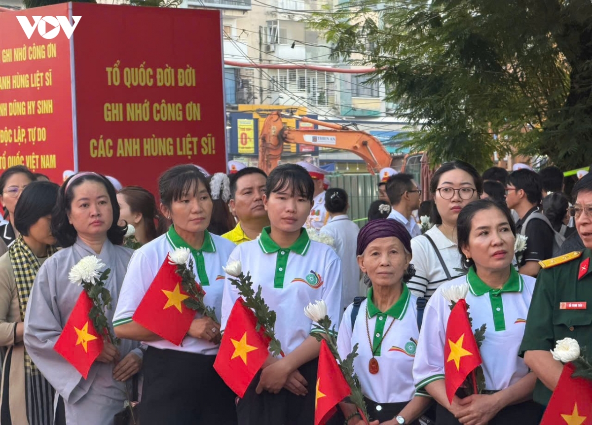 le vieng, truy dieu va an tang hai cot liet si tai cong vien le thi rieng hinh anh 15