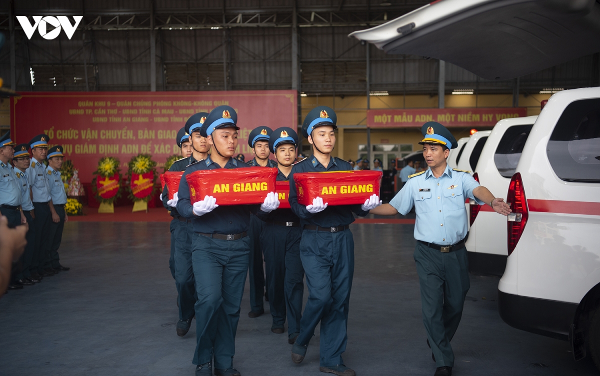 hanh trinh dua hon 15.000 mau hai cot liet si tu can tho ve ha noi hinh anh 11