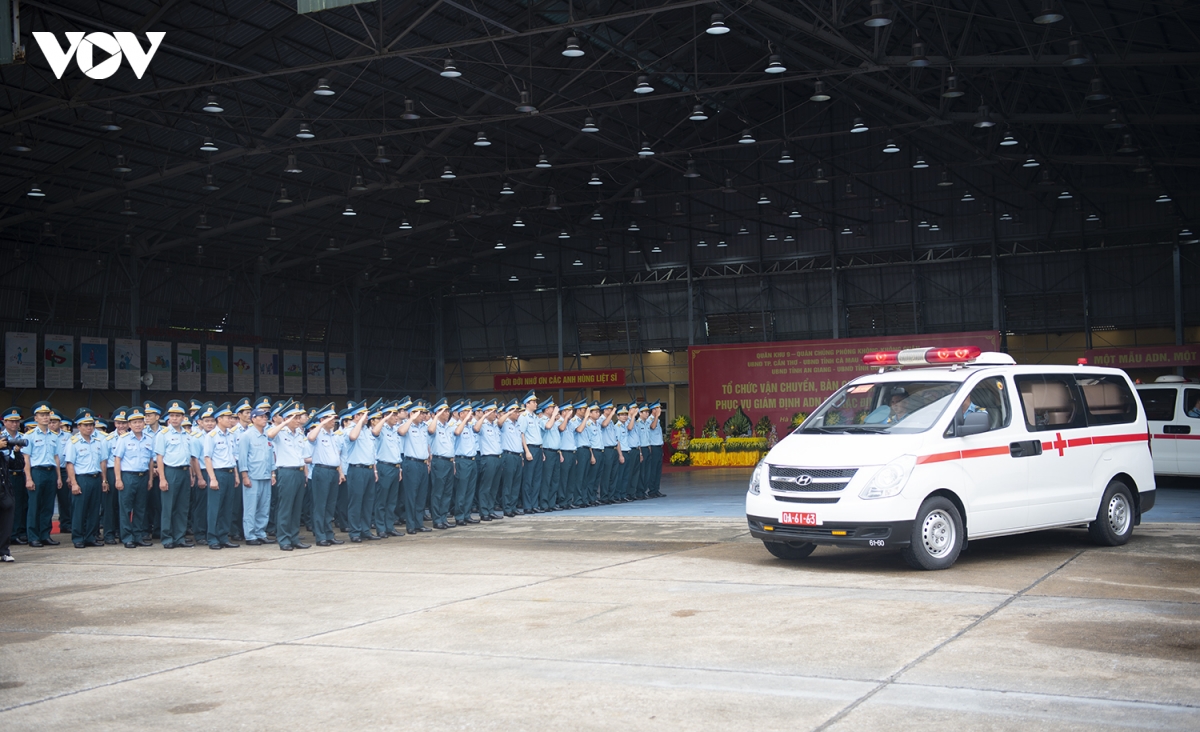 hanh trinh dua hon 15.000 mau hai cot liet si tu can tho ve ha noi hinh anh 12