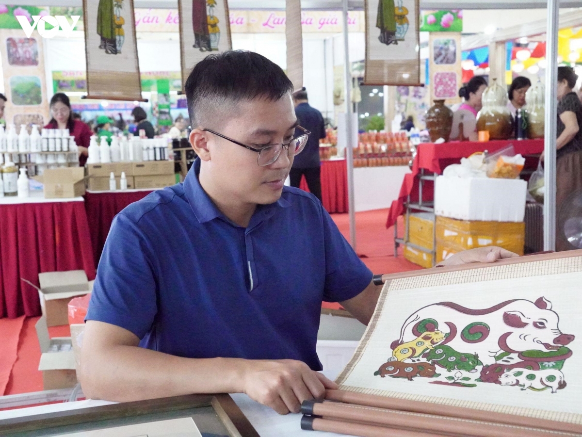 nguoi tre mang tranh Dong ho den hoi cho tim duong cho nghe cu hinh anh 1