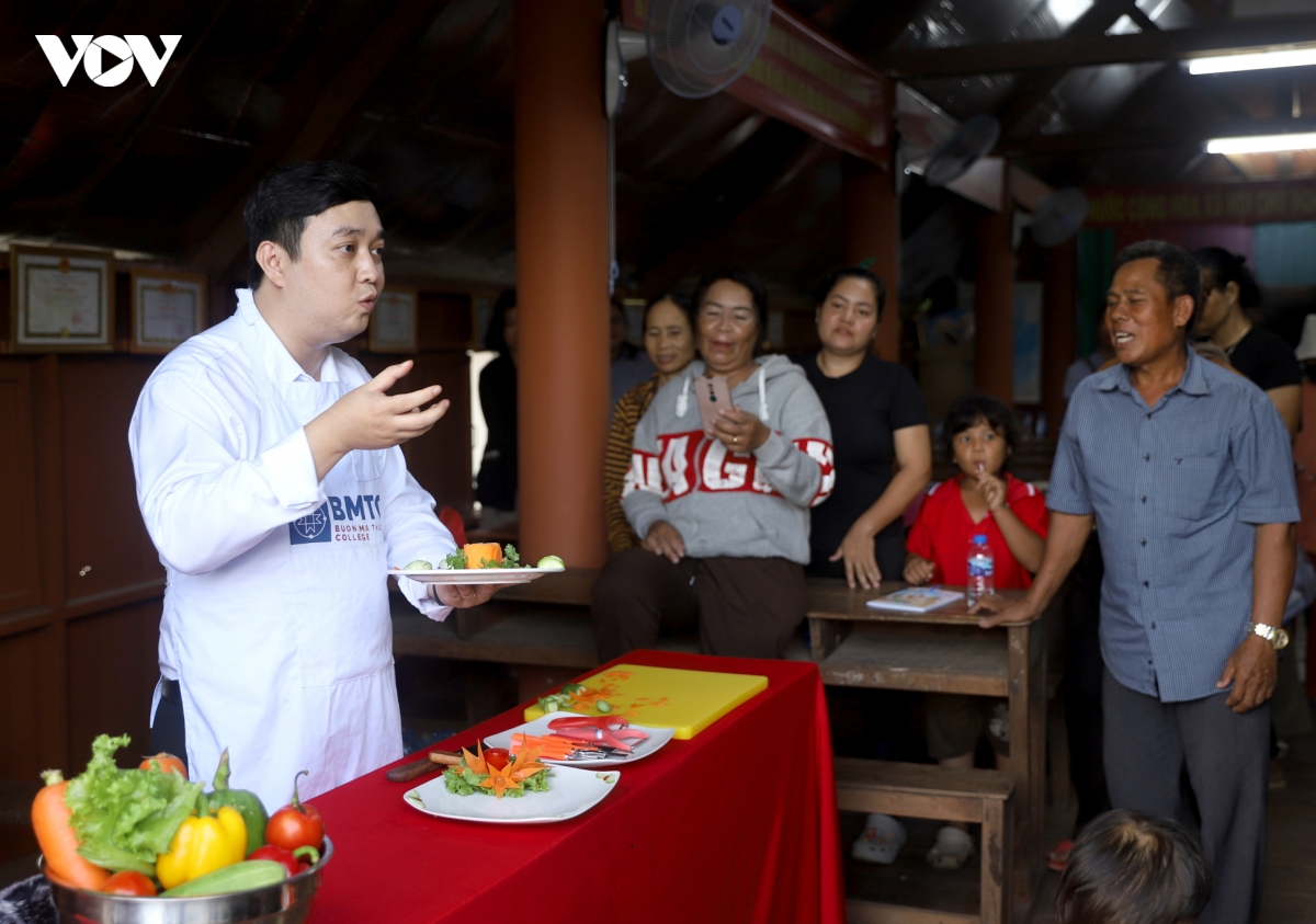 hoc nghe de mo them co hoi viec lam tai Dak lak hinh anh 2