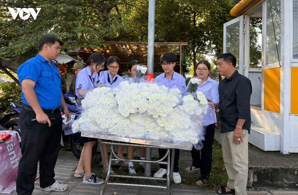 le vieng, truy dieu va an tang hai cot liet si tai cong vien le thi rieng hinh anh 47