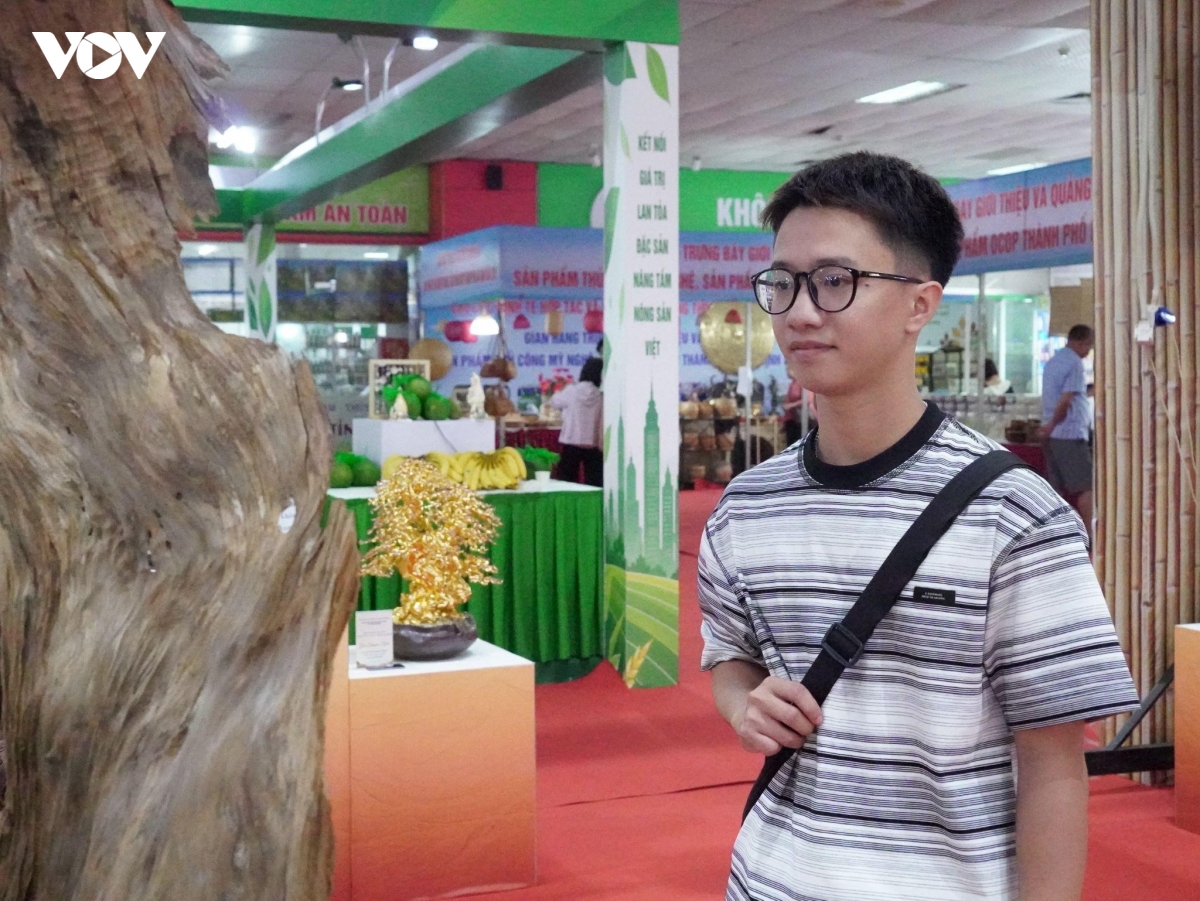 nguoi tre mang tranh Dong ho den hoi cho tim duong cho nghe cu hinh anh 3