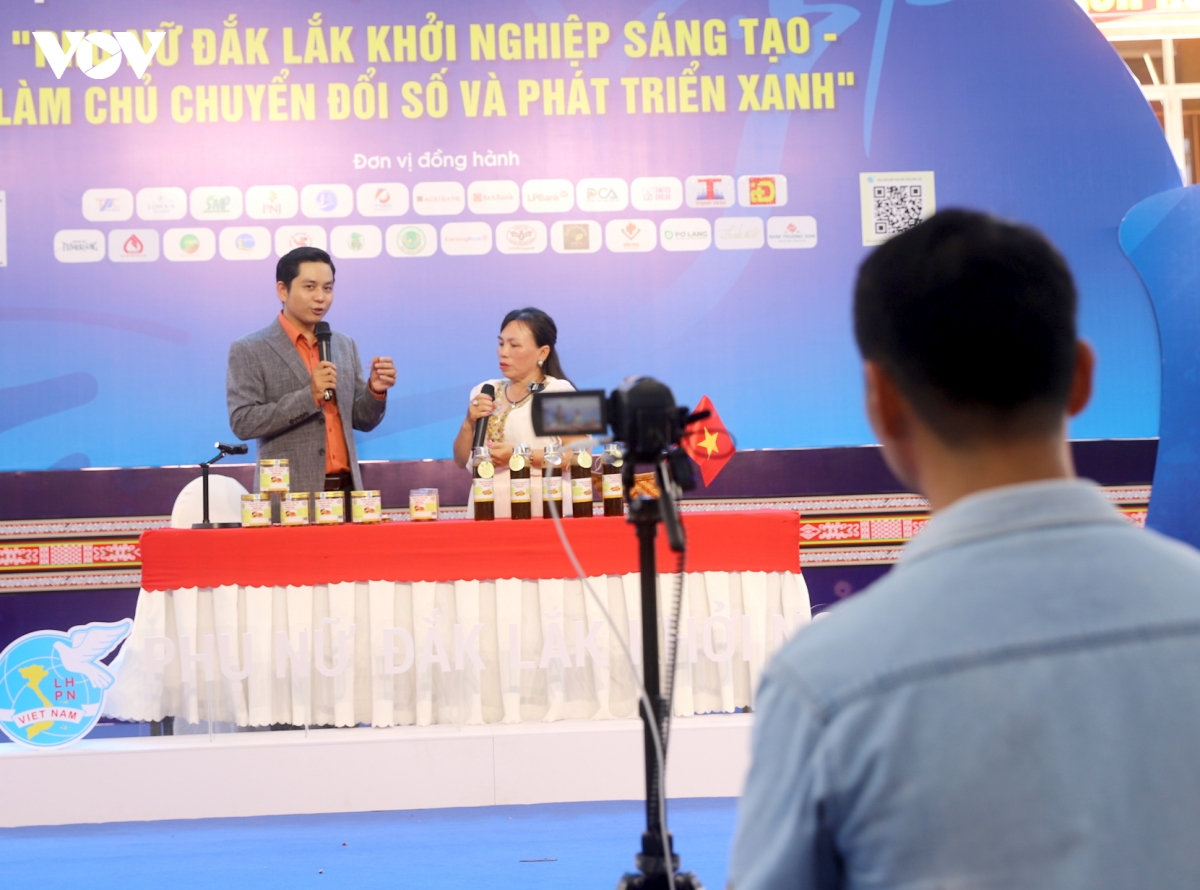 nong dan Dak lak dua cong nghe so vao san xuat, tieu thu nong san hinh anh 1