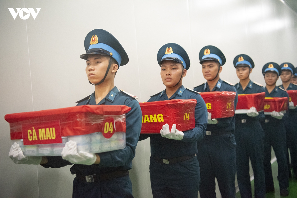 hanh trinh dua hon 15.000 mau hai cot liet si tu can tho ve ha noi hinh anh 16