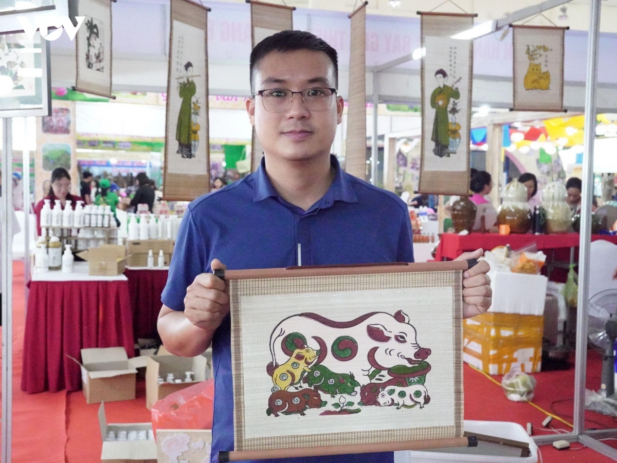 nguoi tre mang tranh Dong ho den hoi cho tim duong cho nghe cu hinh anh 4