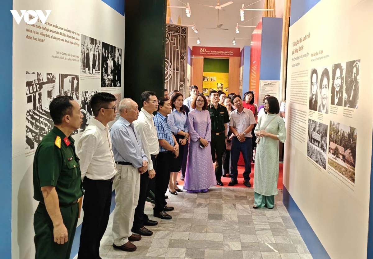 trung bay chuyen de 80 nam - hai phong khac ghi loi bac hinh anh 2