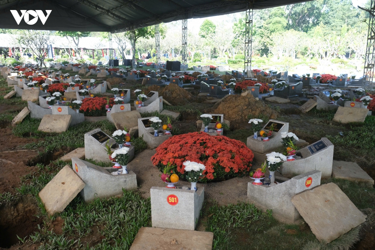 le vieng, truy dieu va an tang hai cot liet si tai cong vien le thi rieng hinh anh 30