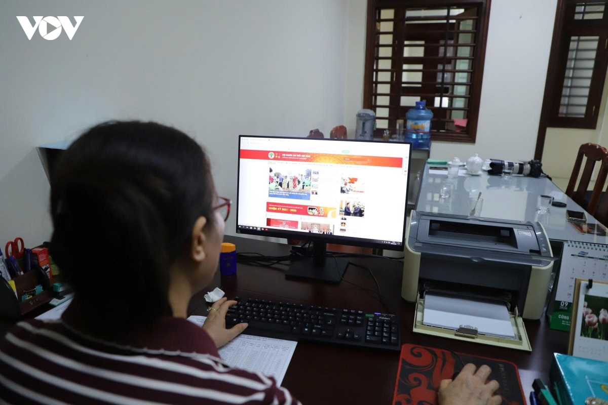 Khi người cao tuổi đứng "bên lề" những phím chạm