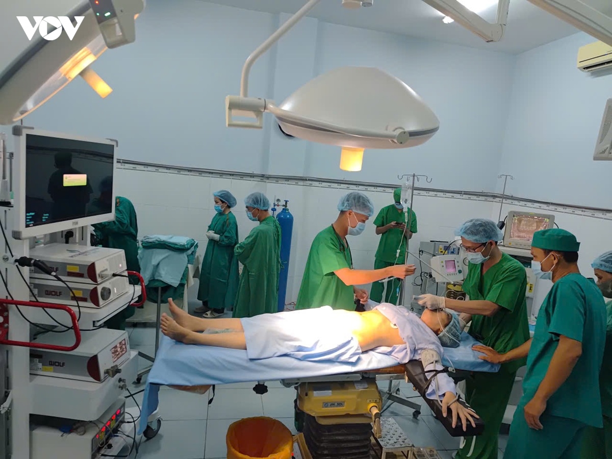 Bệnh nhân Đặc khu Phú Quý lần đầu được mổ nội soi ổ bụng ngay tại đảo