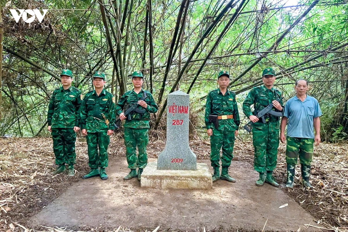 vuot nui, bang rung, quan va dan giu tung cot moc noi bien cuong thanh hoa hinh anh 1