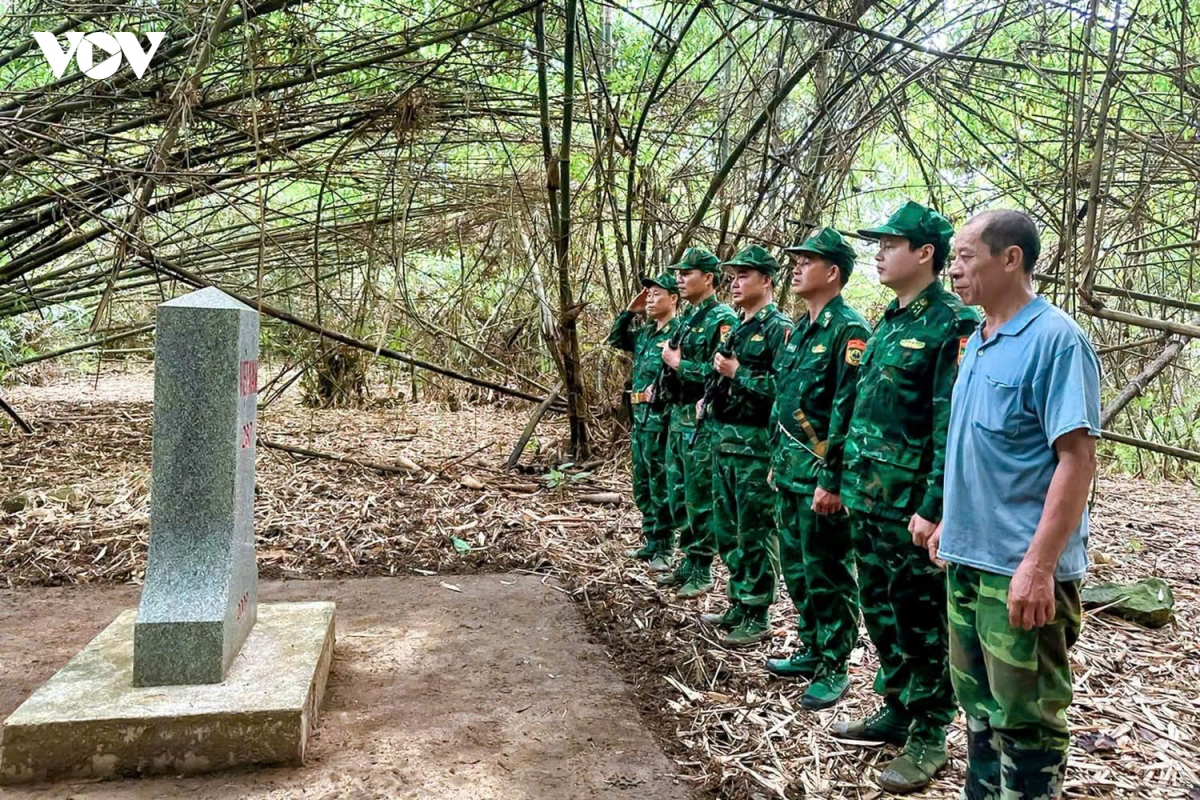 vuot nui, bang rung, quan va dan giu tung cot moc noi bien cuong thanh hoa hinh anh 5