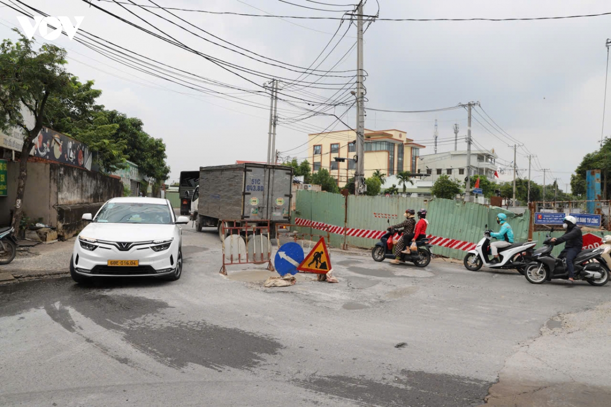 cong trinh thi cong keo dai, nguoi dan hoc mon kho vi bui va ngap hinh anh 1