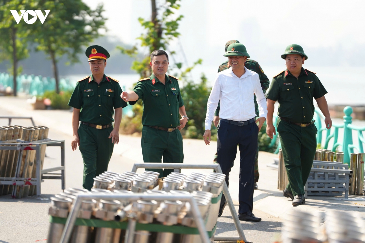 Hà Nội khẩn trương chuẩn bị ba trận địa pháo hoa mừng 72 năm Giải phóng Thủ đô