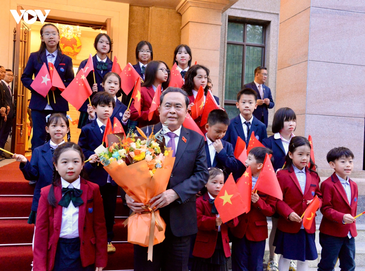 chu tich quoc hoi gap nhan vien Dai su quan, cong dong nguoi viet tai trung quoc hinh anh 8