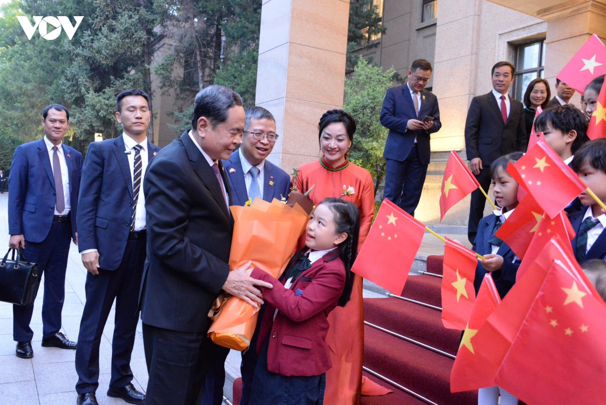 chu tich quoc hoi gap nhan vien Dai su quan, cong dong nguoi viet tai trung quoc hinh anh 9
