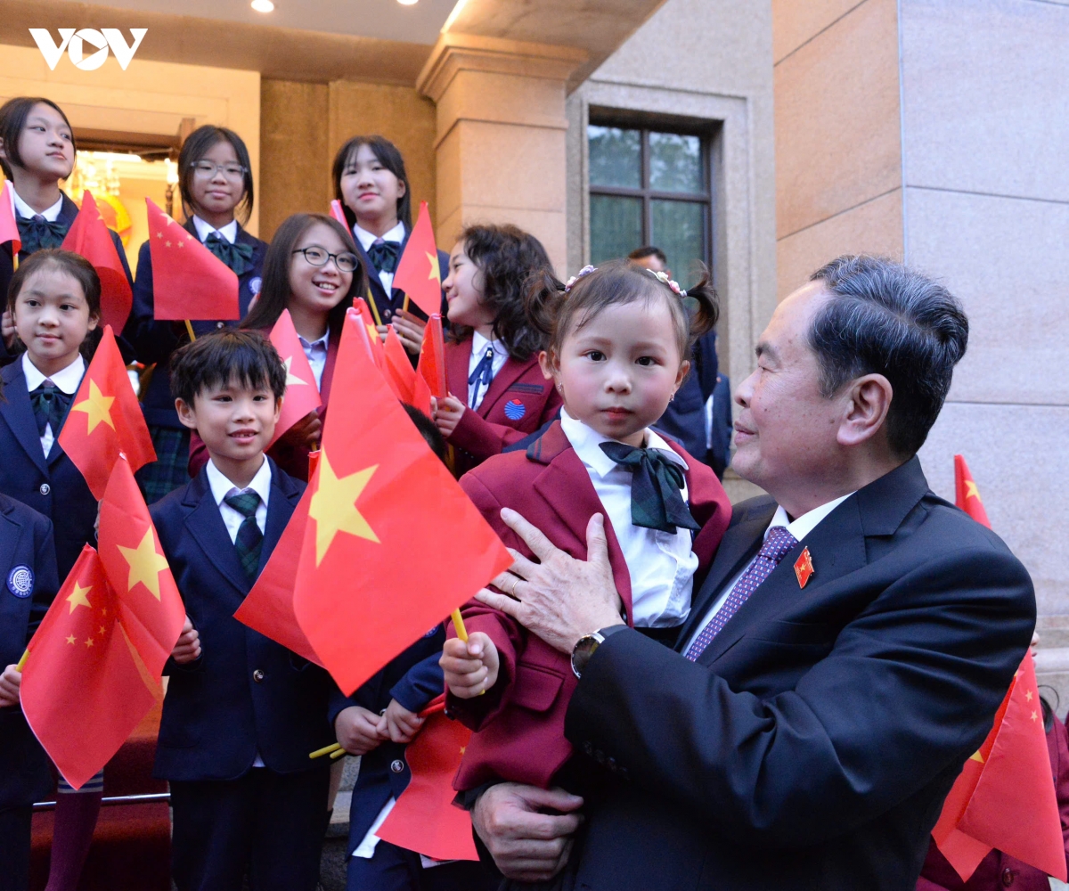 chu tich quoc hoi gap nhan vien Dai su quan, cong dong nguoi viet tai trung quoc hinh anh 10