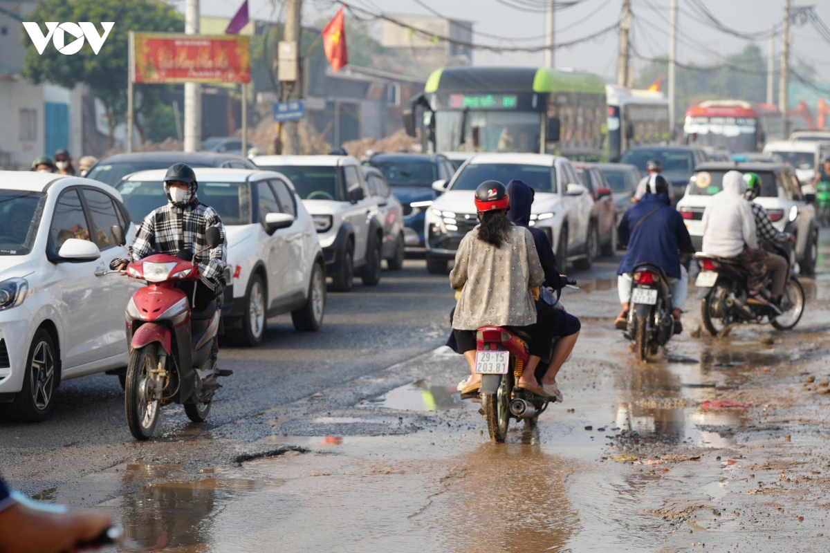 xe co chat vat nhich tung met tren dai cong truong quoc lo 6 - xuan mai, ha noi hinh anh 5